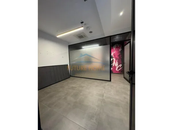 Tirane, jepet me qera ambjent biznesi Kati 1, 90 m² 2.200 € (Bllok)