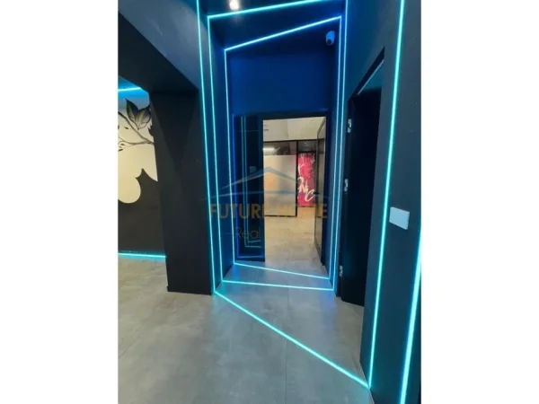 Tirane, jepet me qera ambjent biznesi Kati 1, 90 m² 2.200 € (Bllok)