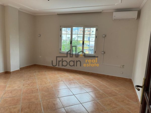 Tirane, jepet me qera ambjent biznesi Kati 4, 178 m² 1.800 € (Sheshi Willson)
