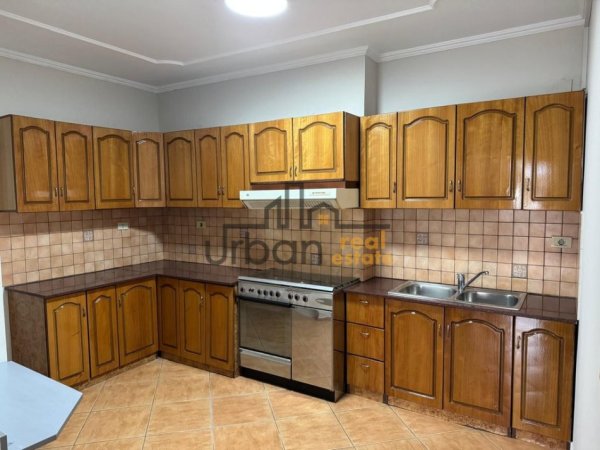 Tirane, jepet me qera ambjent biznesi Kati 4, 178 m² 1.800 € (Sheshi Willson)