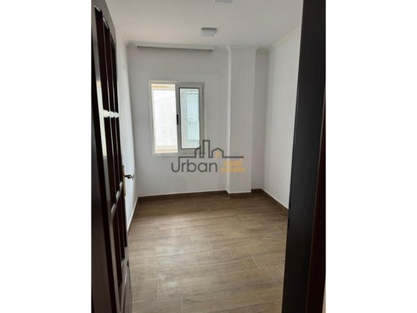 Tirane, jepet me qera ambjent biznesi Kati 4, 178 m² 1.800 € (Sheshi Willson)