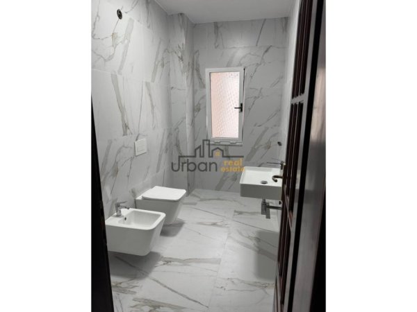 Tirane, jepet me qera ambjent biznesi Kati 4, 178 m² 1.800 € (Sheshi Willson)