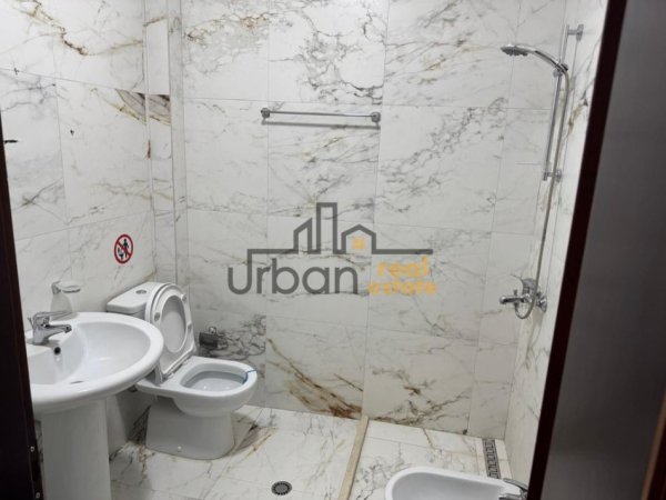 Tirane, jepet me qera ambjent biznesi Kati 4, 178 m² 1.800 € (Sheshi Willson)