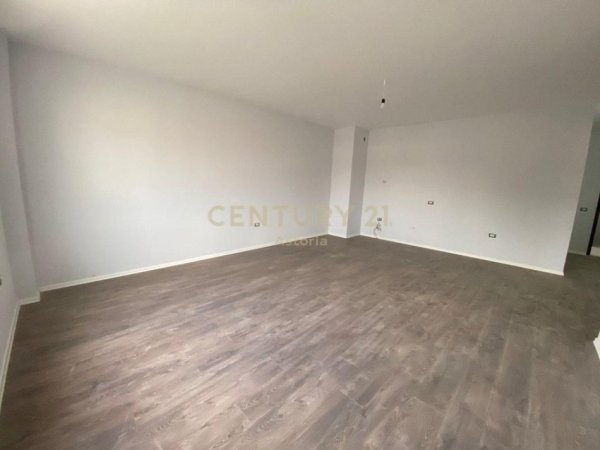 Tirane, jepet me qera apartament 2+1 Kati 3, 100 m² 450 € (Sauk)