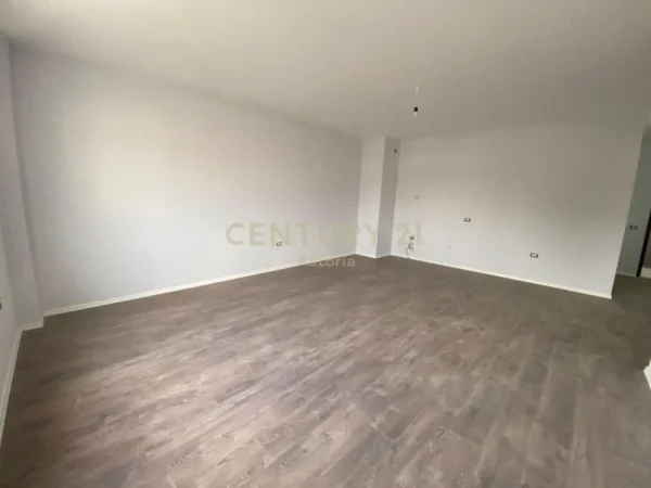 Tirane, jepet me qera apartament 2+1 Kati 3, 100 m² 450 € (Sauk)