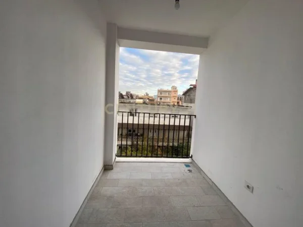 Tirane, jepet me qera apartament 2+1 Kati 3, 100 m² 450 € (Sauk)