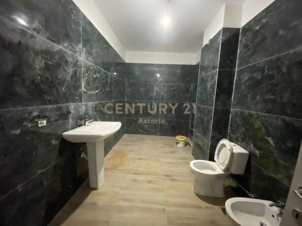 Tirane, jepet me qera apartament 2+1 Kati 3, 100 m² 450 € (Sauk)