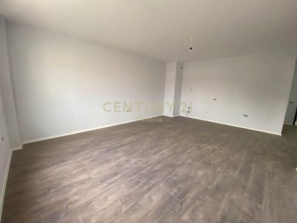 Tirane, jepet me qera apartament 2+1 Kati 3, 100 m² 450 € (Sauk)