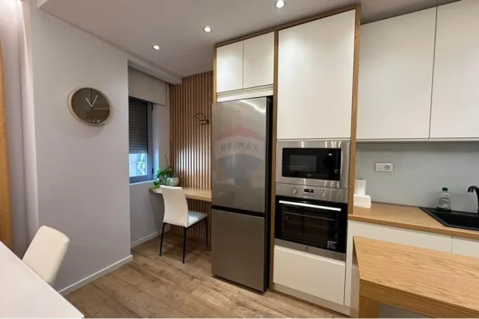 Tirane, jepet me qera apartament 1+1 Kati 4, 80 m² 800 € (Selvia)