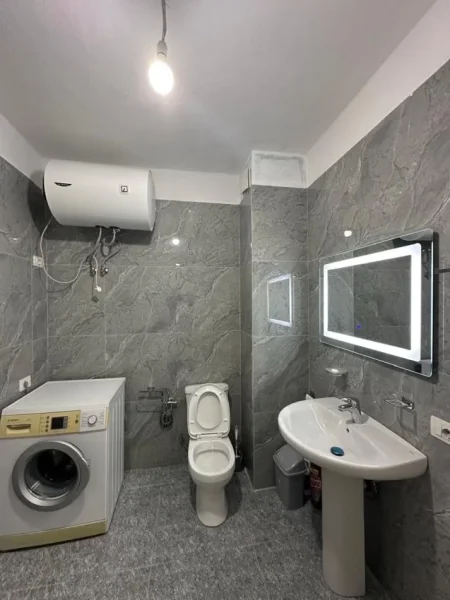 Tirane, jepet me qera apartament 2+1+Ballkon Kati 5, 100 m² 350 € (Fresku)