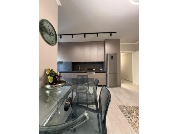 Tirane, jepet me qera apartament 1+1 Kati 6, 83 m² 1.000 € (qender, Tirane)