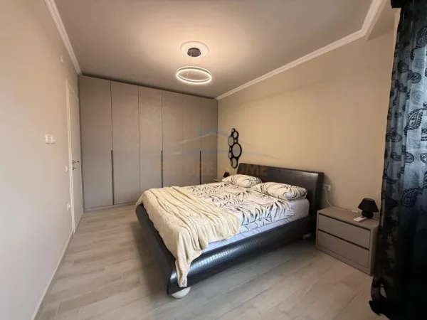 Tirane, jepet me qera apartament 1+1 Kati 6, 83 m² 1.000 € (qender, Tirane)