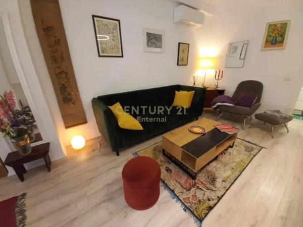 Tirane, jepet me qera apartament 1+1 Kati 4, 75 m² 1.000 € (Bllok)