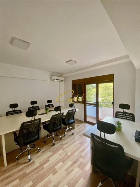 Tirane, jepet me qera zyre Kati 2, 70 m² 850 € (QENDER)