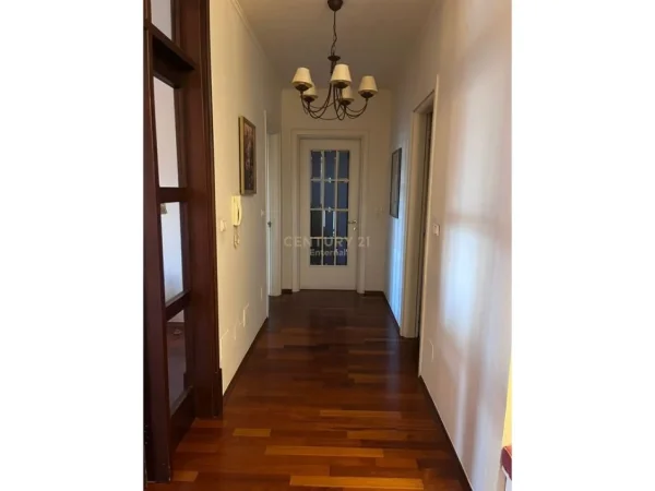 Tirane, jepet me qera apartament Kati 4, 131 m² 800 € (Rruga e Elbasanit)