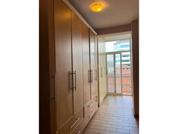 Tirane, jepet me qera apartament Kati 4, 131 m² 800 € (Rruga e Elbasanit)