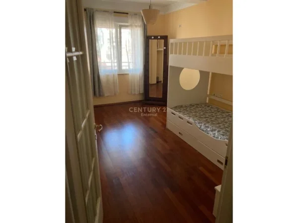 Tirane, jepet me qera apartament Kati 4, 131 m² 800 € (Rruga e Elbasanit)