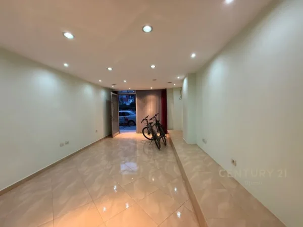 Tirane, shitet dyqan Kati 0, 40 m² 75.000 € (Astir)