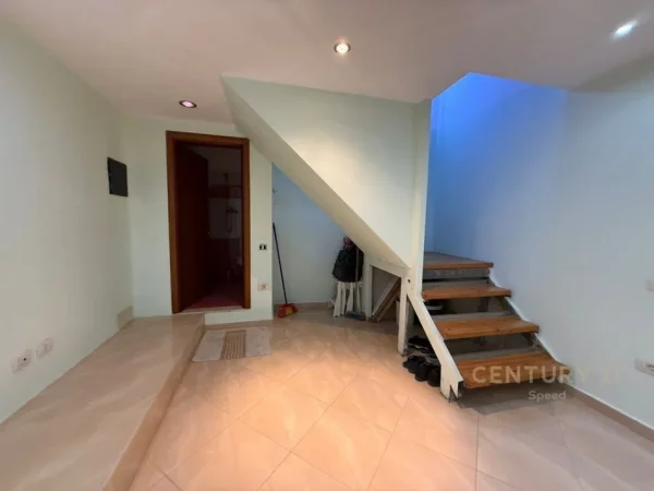 Tirane, shitet dyqan Kati 0, 40 m² 75.000 € (Astir)