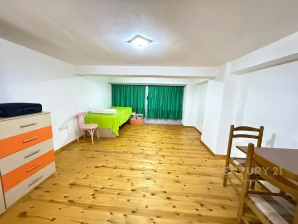 Tirane, shitet dyqan Kati 0, 40 m² 75.000 € (Astir)