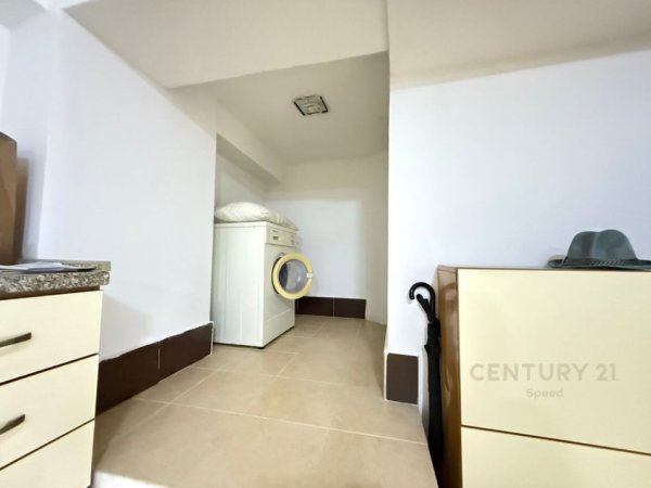Tirane, shitet dyqan Kati 0, 40 m² 75.000 € (Astir)