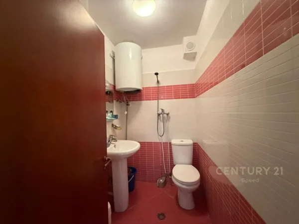 Tirane, shitet dyqan Kati 0, 40 m² 75.000 € (Astir)