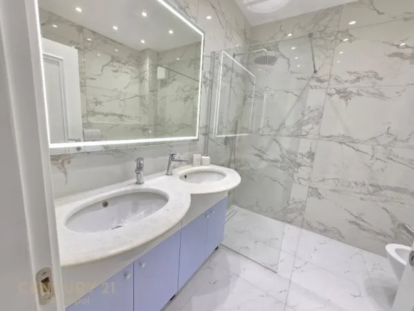 Tirane, jepet me qera apartament 2+1 Kati 5, 120 m² 1.150 € (Shallvaret)