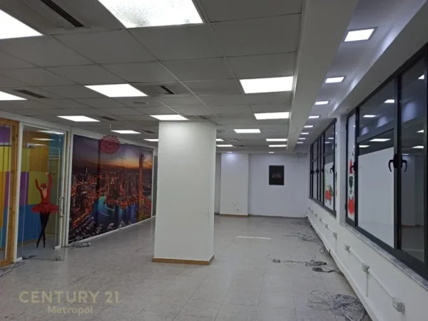 Tirane, jepet me qera ambjent biznesi Kati 0, 400 m² 4.000 € (Shallvaret)