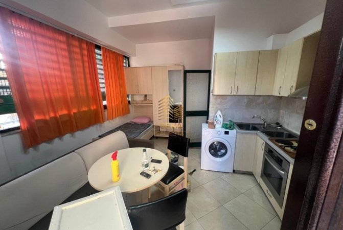 Tirane, jepet me qera garsonier 1+1 Kati 1, 40 m² 300 € (Rruga Muhamed Gjollesha, prane Mullirit)