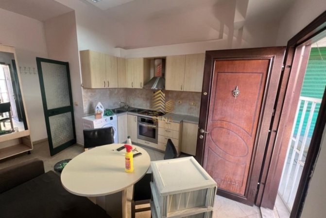 Tirane, jepet me qera garsonier 1+1 Kati 1, 40 m² 300 € (Rruga Muhamed Gjollesha, prane Mullirit)