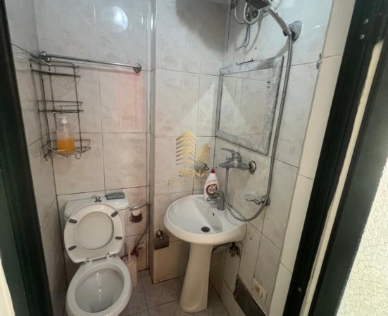 Tirane, jepet me qera garsonier 1+1 Kati 1, 40 m² 300 € (Rruga Muhamed Gjollesha, prane Mullirit)