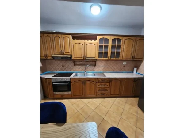 Tirane, jepet me qera apartament 2+1 Kati 2, 105 m² 600 € (Rruga e Kavajes.Tirane)