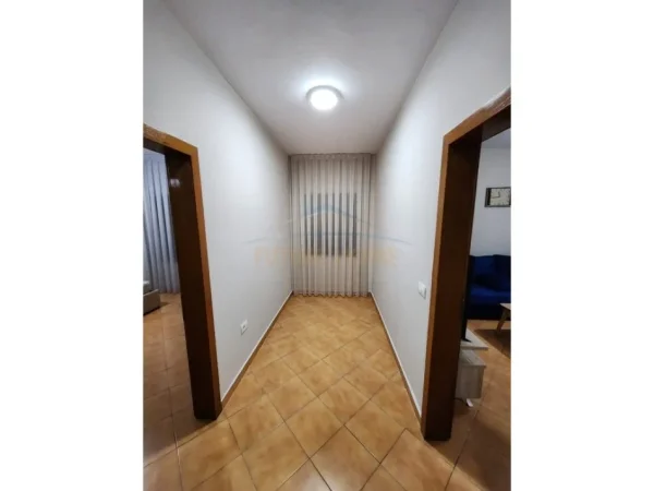 Tirane, jepet me qera apartament 2+1 Kati 2, 105 m² 600 € (Rruga e Kavajes.Tirane)