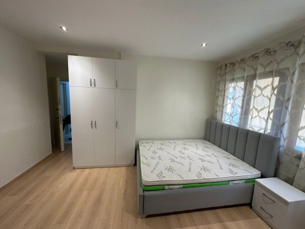 Tirane, jepet me qera apartament Kati 4, 45 m² 380 € (SUPER GARSONIERE ME QERA - TEK BLLOKU TEK RRUGA VASO PASHA ME SUPER CMIM-380 EURO)