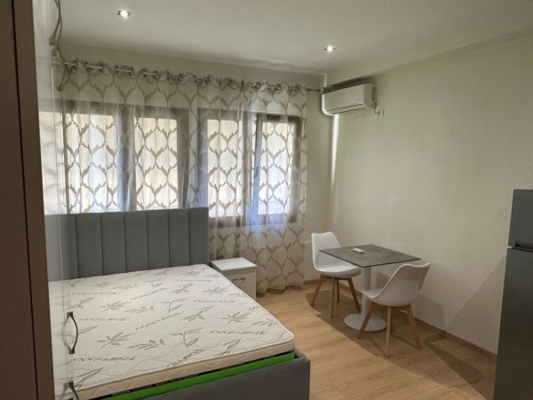Tirane, jepet me qera apartament Kati 4, 45 m² 380 € (SUPER GARSONIERE ME QERA - TEK BLLOKU TEK RRUGA VASO PASHA ME SUPER CMIM-380 EURO)
