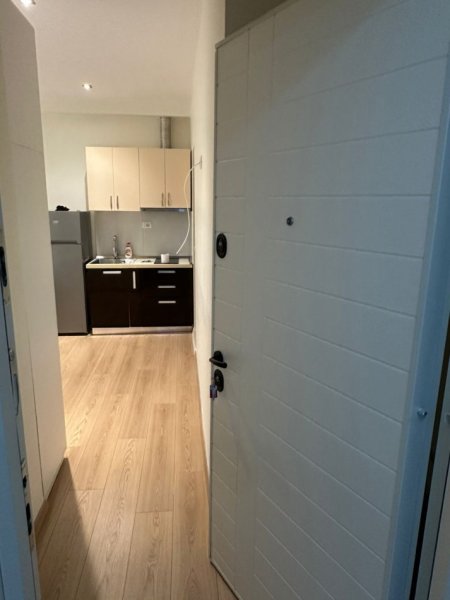 Tirane, jepet me qera apartament Kati 4, 45 m² 380 € (SUPER GARSONIERE ME QERA - TEK BLLOKU TEK RRUGA VASO PASHA ME SUPER CMIM-380 EURO)