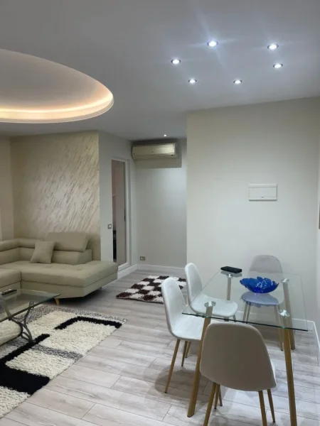 Tirane, jepet me qera apartament 1+1+Ballkon Kati 9, 70 m² (Rruga e Kosovareve)
