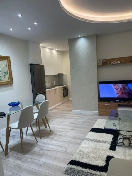 Tirane, jepet me qera apartament 1+1+Ballkon Kati 9, 70 m² (Rruga e Kosovareve)