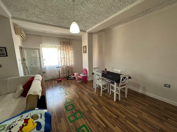 Tirane, shitet apartament 2+1+Ballkon Kati 3, 125 m² 205.000 € (Rruga Shyqyri Ishmi)