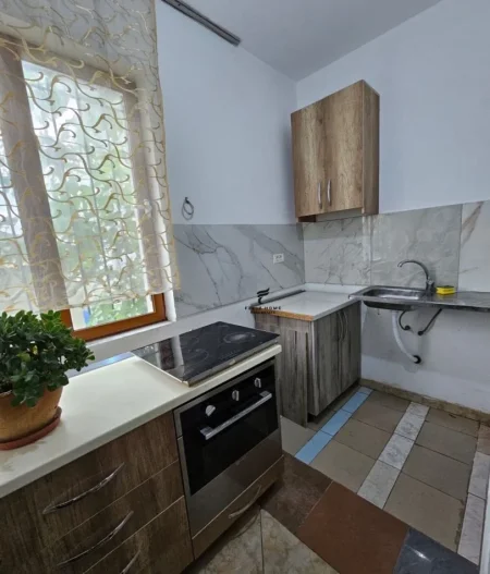 Tirane, jepet me qera apartament 1+1+Ballkon Kati 1, 60 m² 400 € (SELITE)