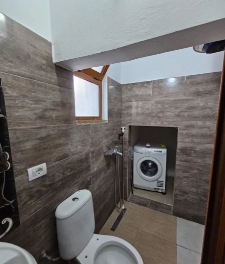 Tirane, jepet me qera apartament 1+1+Ballkon Kati 1, 60 m² 400 € (SELITE)
