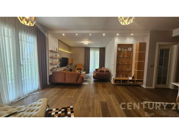 Tirane, shitet apartament 3+1+Ballkon Kati 4, 230 m² 414.000 € (Ne Zonen e Kopshtit Zoologjik)