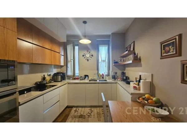 Tirane, shitet apartament 3+1+Ballkon Kati 4, 230 m² 414.000 € (Ne Zonen e Kopshtit Zoologjik)