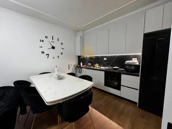 Tirane, shitet apartament 2+1 Kati 9, 90 m² 165.000 € (TV KLAN)