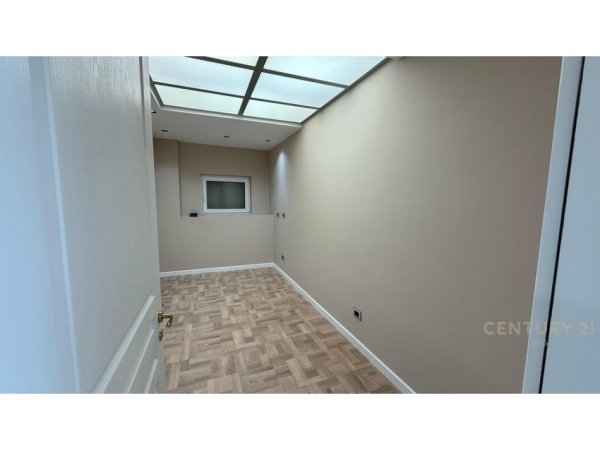 Tirane, jepet me qera zyre Kati 7, 120 m² 1.800 € (RTSH, Ambasador 1)