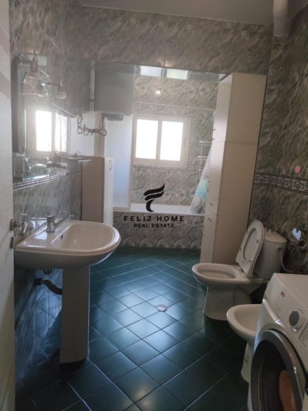 Tirane, jepet me qera apartament 3+1 Kati 3, 131 m² 600 € (STADIUMI DIANNMO)