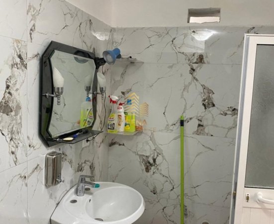 Tirane, jepet me qera apartament 1+1+Ballkon Kati 3, 80 m² 550 € (Rruga Barrikadave)