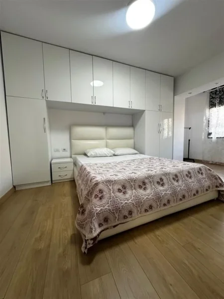 Tirane, jepet me qera apartament 1+1+Ballkon Kati 2, 75 m² 600 € (MYSLYM SHYRI)