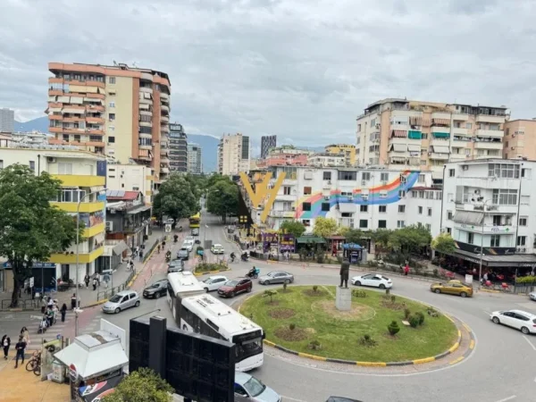 Tirane, jepet me qera zyre Kati 4, 178 m² 1.800 € (SHESHI WILLSON)