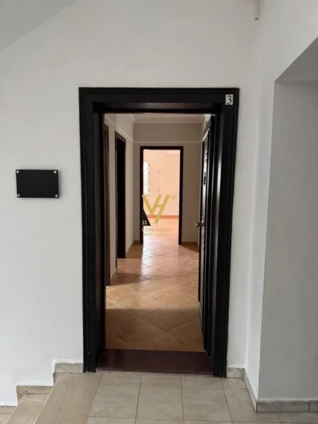 Tirane, jepet me qera zyre Kati 4, 178 m² 1.800 € (SHESHI WILLSON)